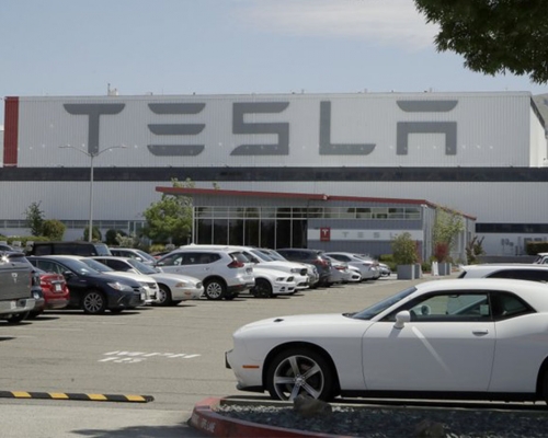 特斯拉汽車工廠的員工不用遵守宵禁令。AP資料圖