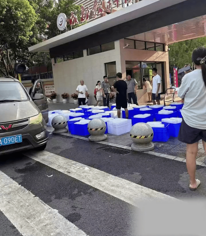 大量降温冰块送到校门口。