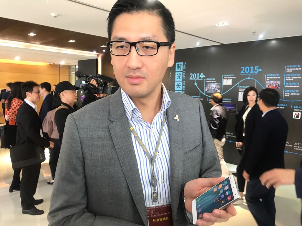 林卓廷转换了电话卡后不懂连系网络。
