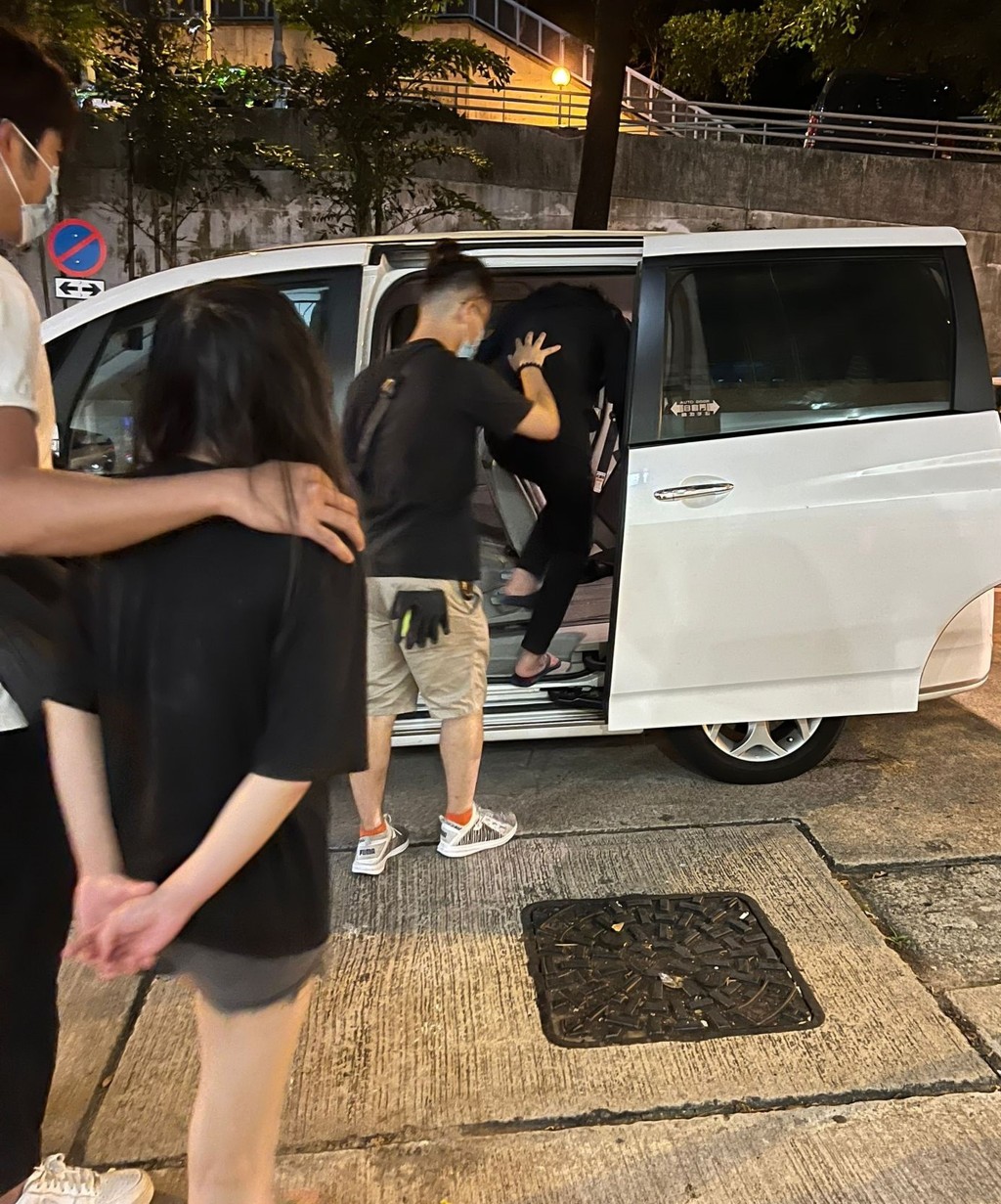 警方拘捕涉嫌「販毒」男女。