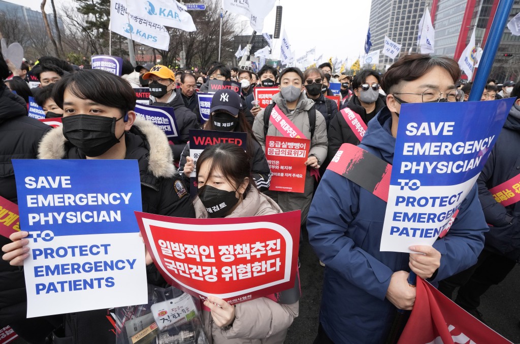 大韩医生协会周日在首尔汝矣岛公园附近举行集会，声言会以强硬态度继续抗争。美联社
