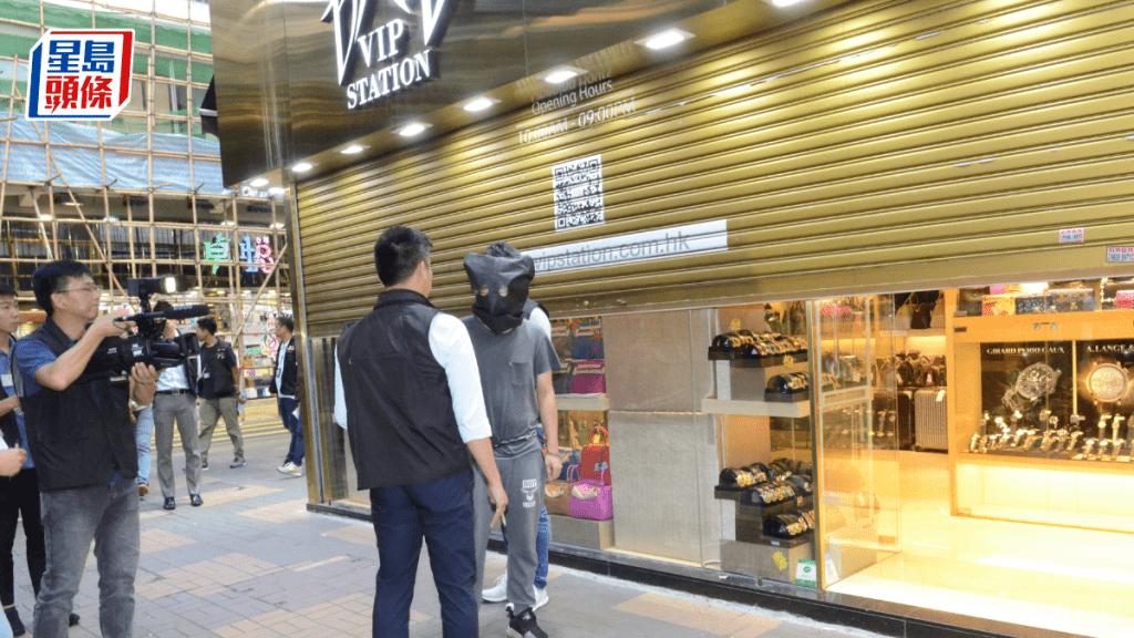 警方案發後帶被捕疑犯到現場重組案情。資料圖片