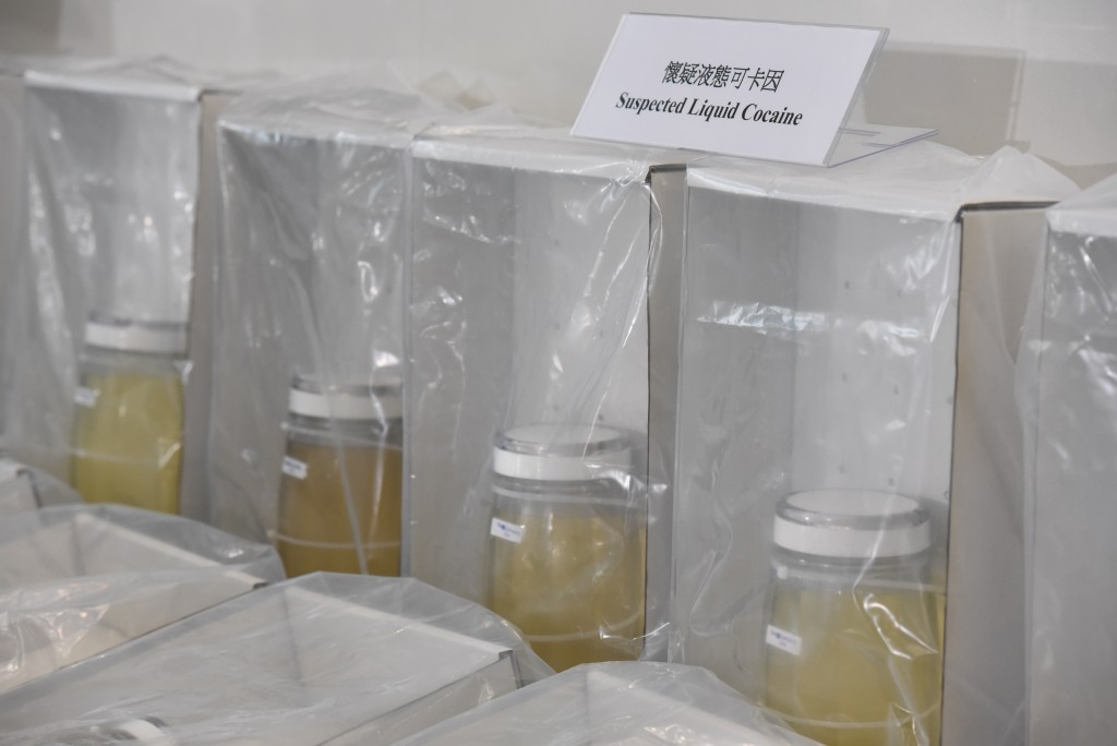 海关起获24公斤液态可卡因。黄文威摄