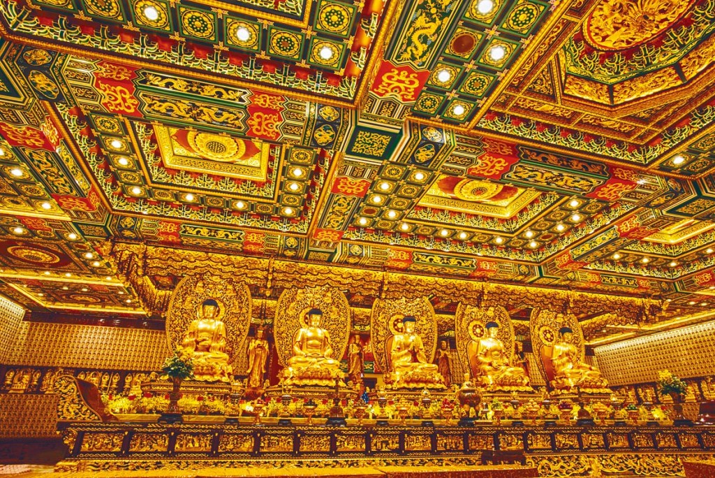 2014年落成的萬佛寶殿，供奉著逾萬尊的佛像，其中最大的是為「五方金佛像」。