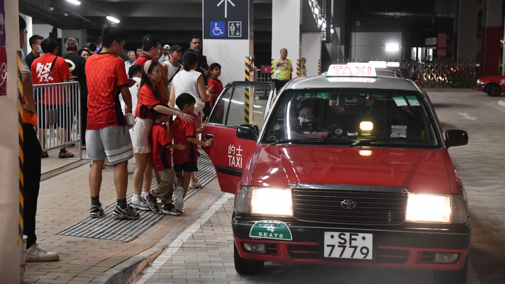 香港對印度︱啟德主場館新增的士上落客區 人龍一度近百 球迷大讚方便
