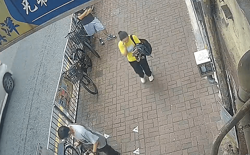 男子走近單車正式下手。fb：北區之友