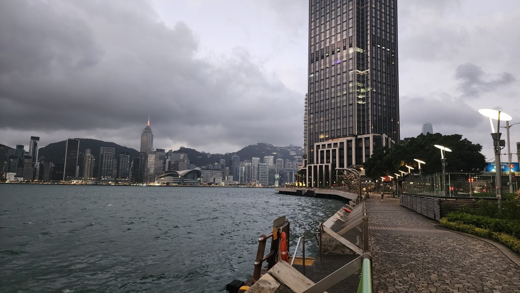 初时有一两阵雨。黎志伟摄