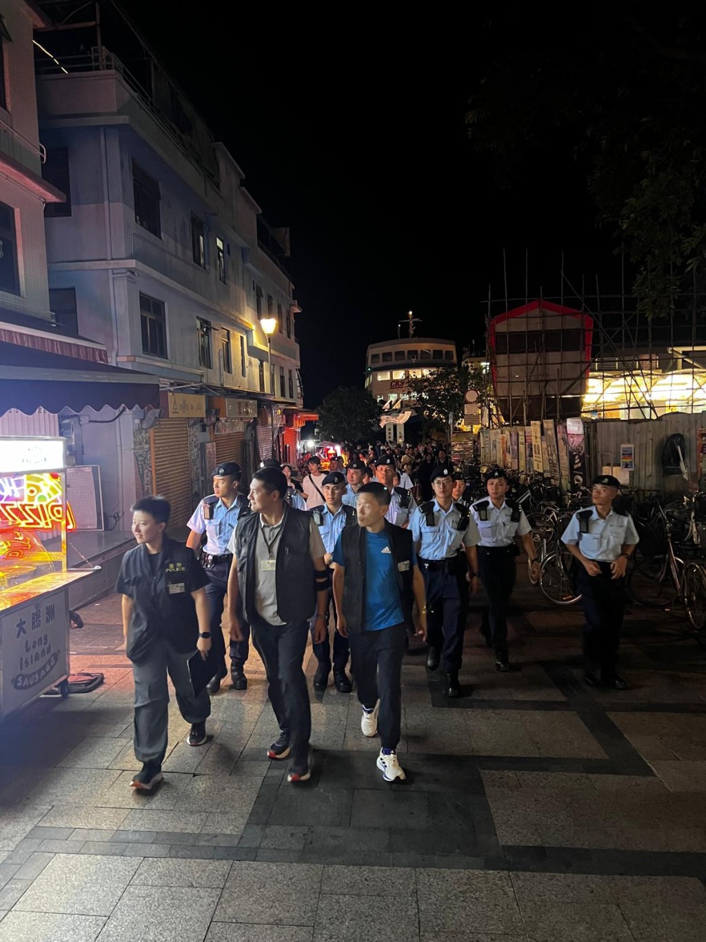 警方昨日突擊搜查145間娛樂場所,包括麻雀館、酒吧、夜總會及遊戲機中心等。曾志恒攝 警方昨日突擊搜查145間娛樂場所,包括麻雀館、酒吧、夜總會及遊戲機中心等。曾志恒攝