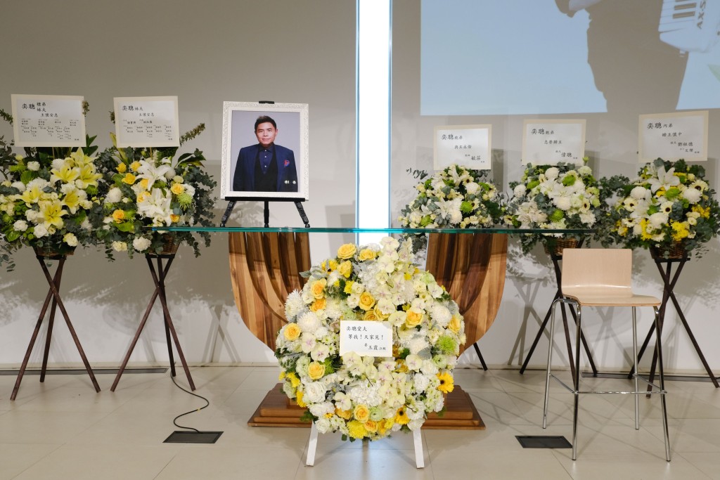 Gary的安息禮堂佈置簡潔，Gary的遺照和白色靈柩放在禮堂中央。