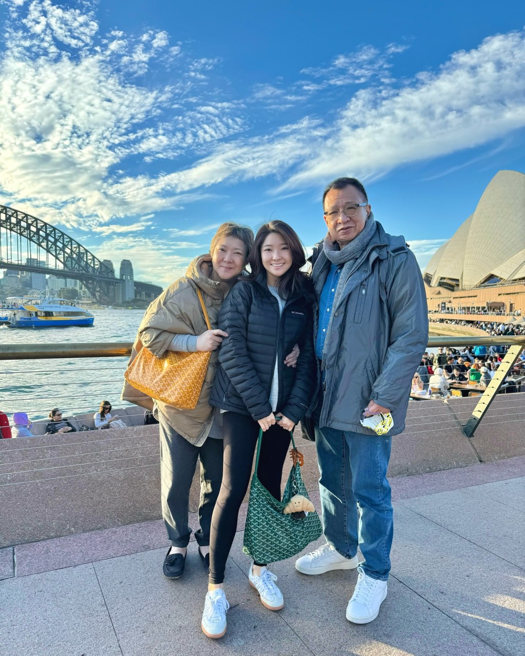 许绍雄一家三口到雪梨旅游。