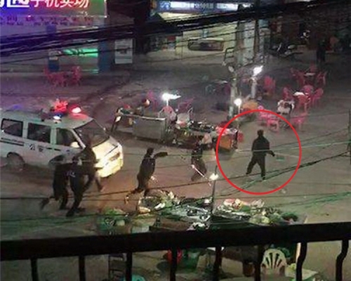 男子不斷挑釁警方。網圖