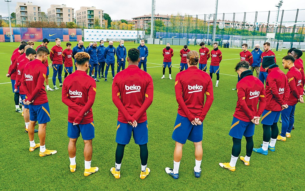 ■巴塞職球員在操練前默哀,悼念馬勒當拿,美斯低頭痛哭。