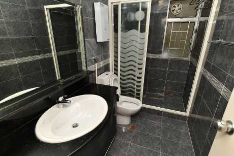 套廁以黑色為主調,時尚有格調。