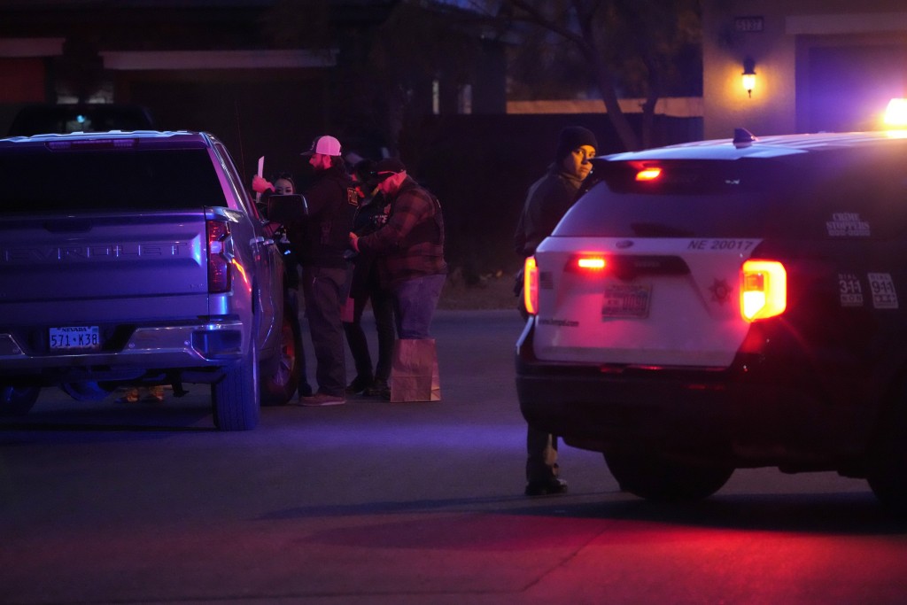拉斯维加斯警方在霍斯的家进行拘捕行动。AP