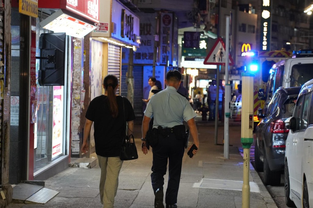 警方帶走兩名兒童的母親回警署調查。
