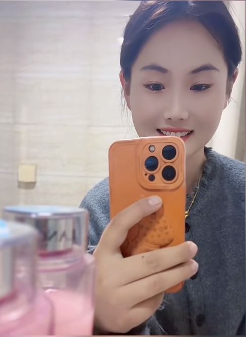 梁先生與妻子非常恩愛。抖音＠梁念霞