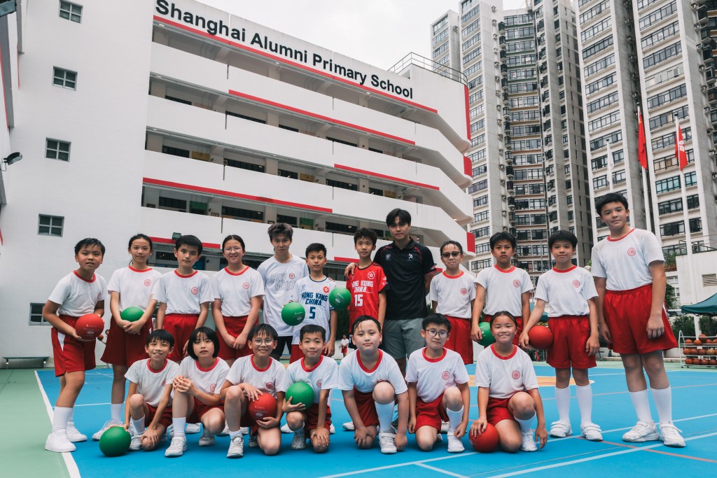 (左五)滬江小學閃避球校隊覃銘釗教練(釗Sir)(圖:李沃濤) (左五)滬江小學閃避球校隊覃銘釗教練(釗Sir)(圖:李沃濤)