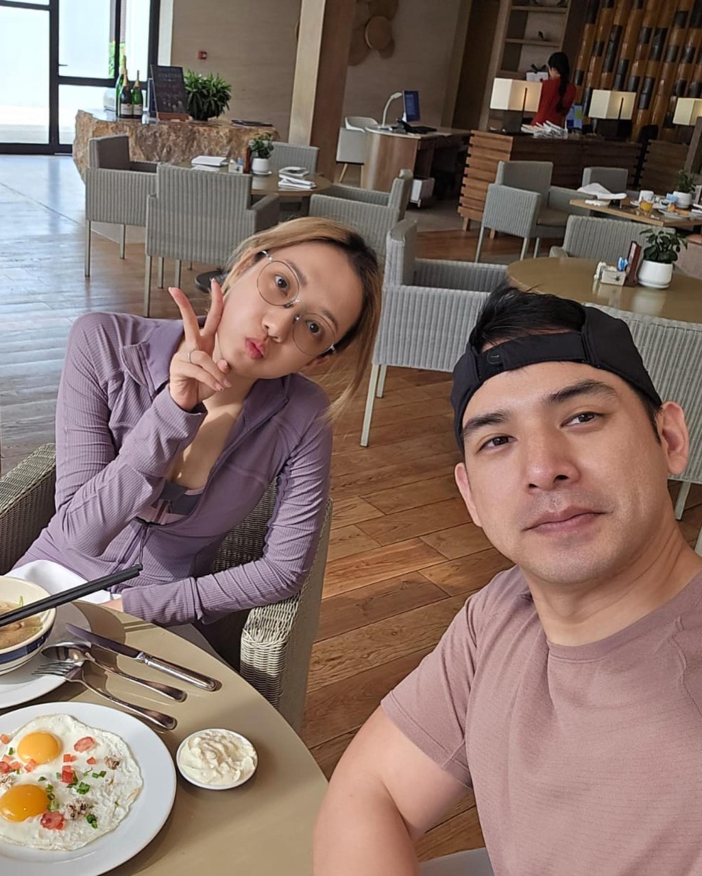 穿低胸紧身瑜珈服的王君馨与老公叹早餐兼Selfie。