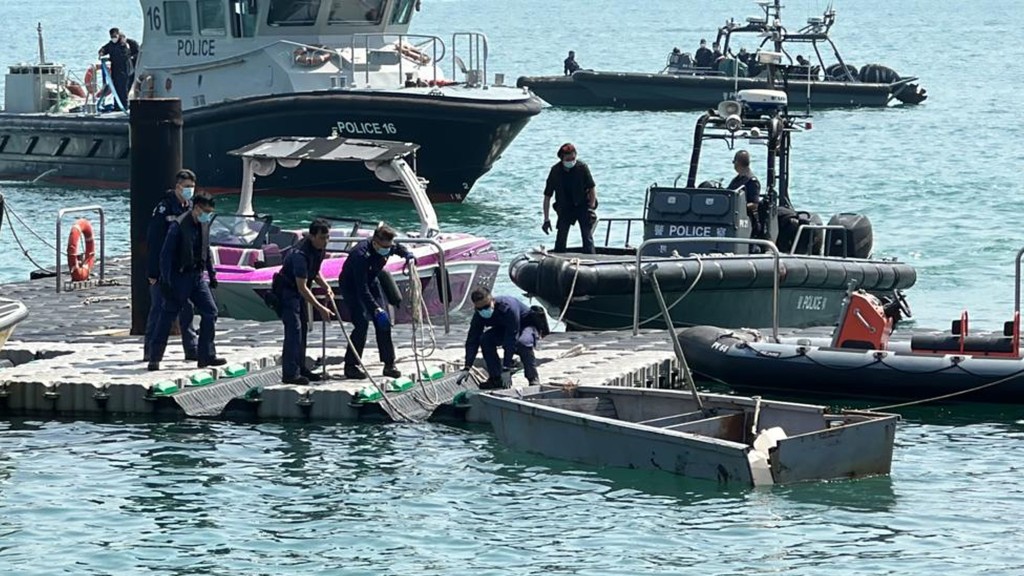 案發後水警將肇事的紫色快艇及木船舢舨拖走調查。資料圖片