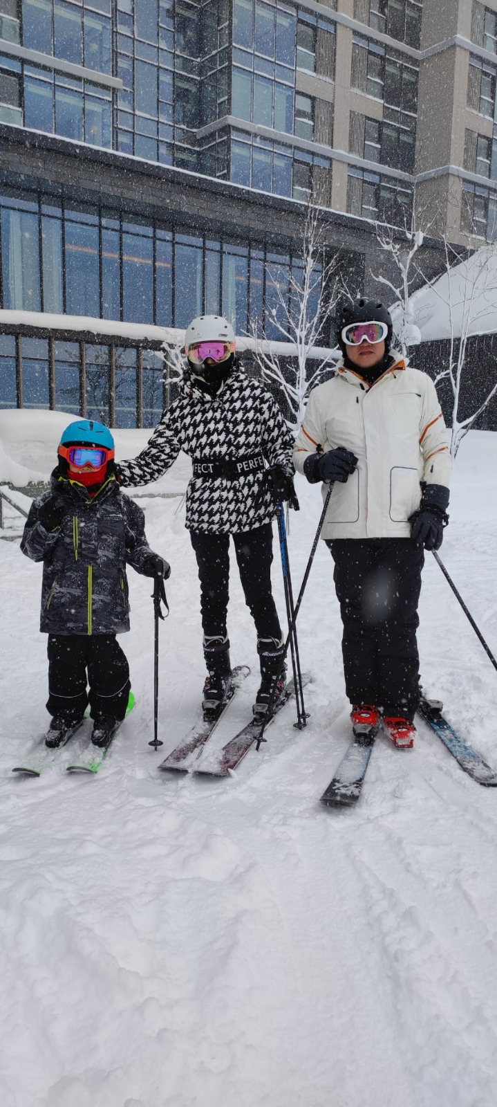 與丈夫及幼子齊齊滑雪， Helena再忙也絕不放過任何親子機會。（圖片來源：受訪者提供）