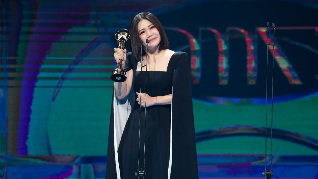 黄妃十二度入围，夺下人生第三座最佳台语女歌手奖。