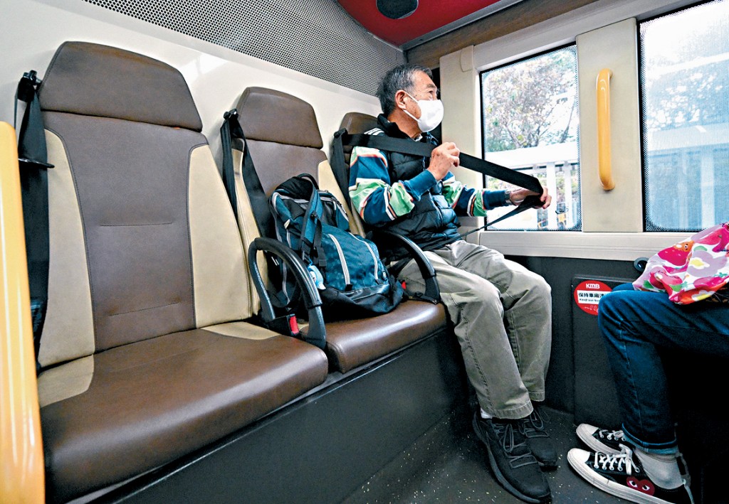 記者昨日所見，大部分市民乘坐巴士時均有佩戴安全帶。