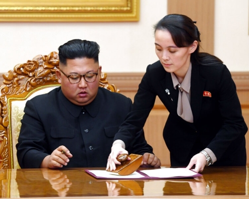 左：金正恩、金與正。AP