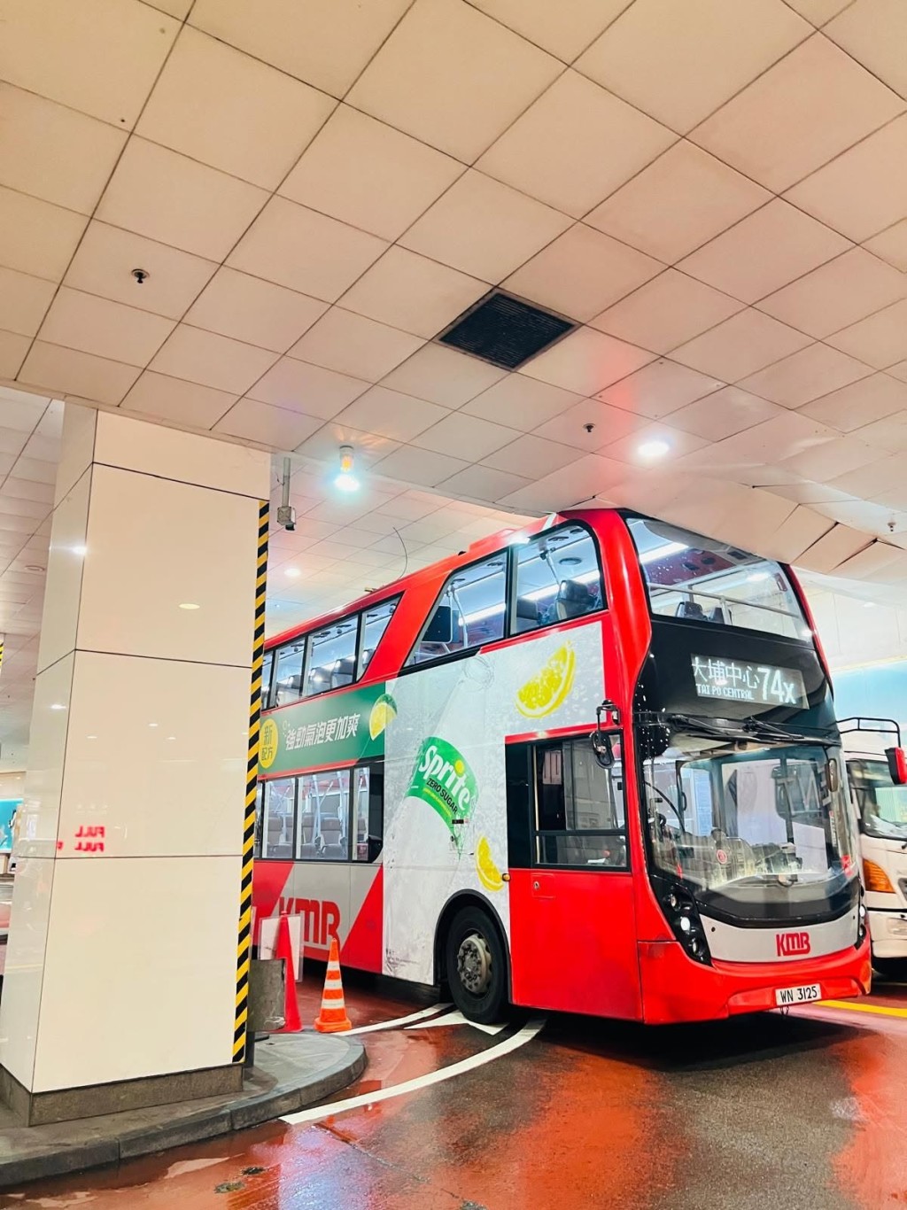 一輛74X路線九巴今日疑行錯路誤闖有高度限制的車路,並撞向觀塘apm的假天花。網上圖片 一輛74X路線九巴今日疑行錯路誤闖有高度限制的車路,並撞向觀塘apm的假天花。網上圖片