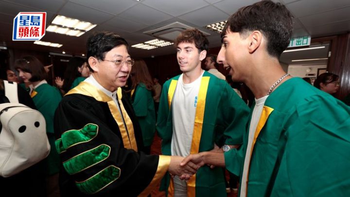 何順文（左）在新生入學禮歡迎新生。(圖片來源：恒生大學)