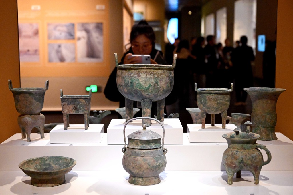 殷墟博物馆新馆将展出青铜器、陶器、玉器、甲骨等文物近4,000件套。新华社