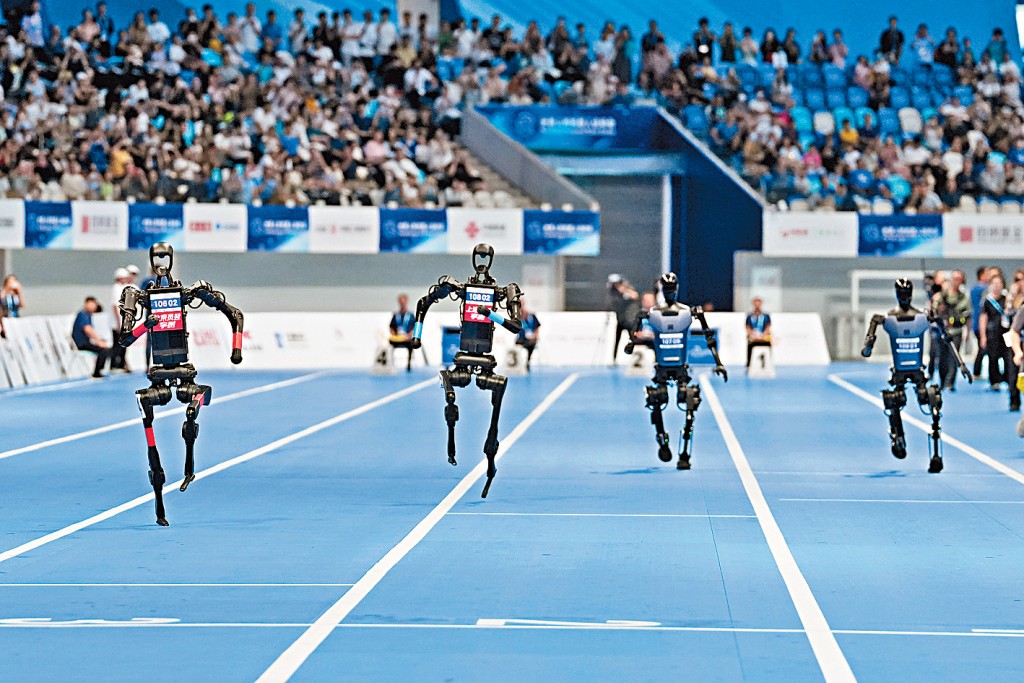 去年的人形機械人運動會上，各式機械人上演「百米飛人」決戰。
