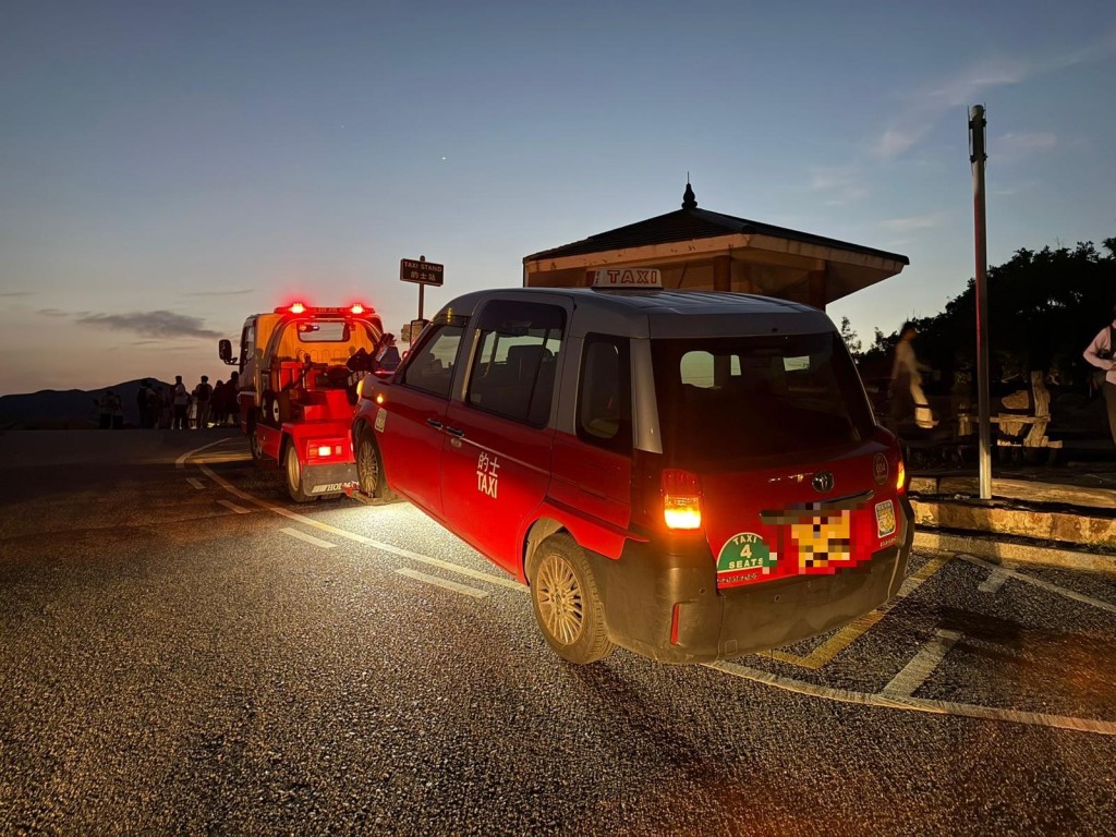 警方拖走多部涉案的士。