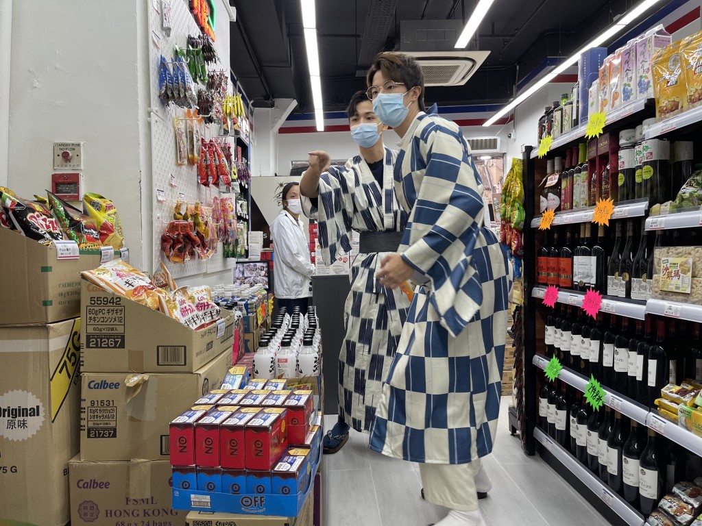 阿峰同Arthur就負責做跑腿同大廚助手。