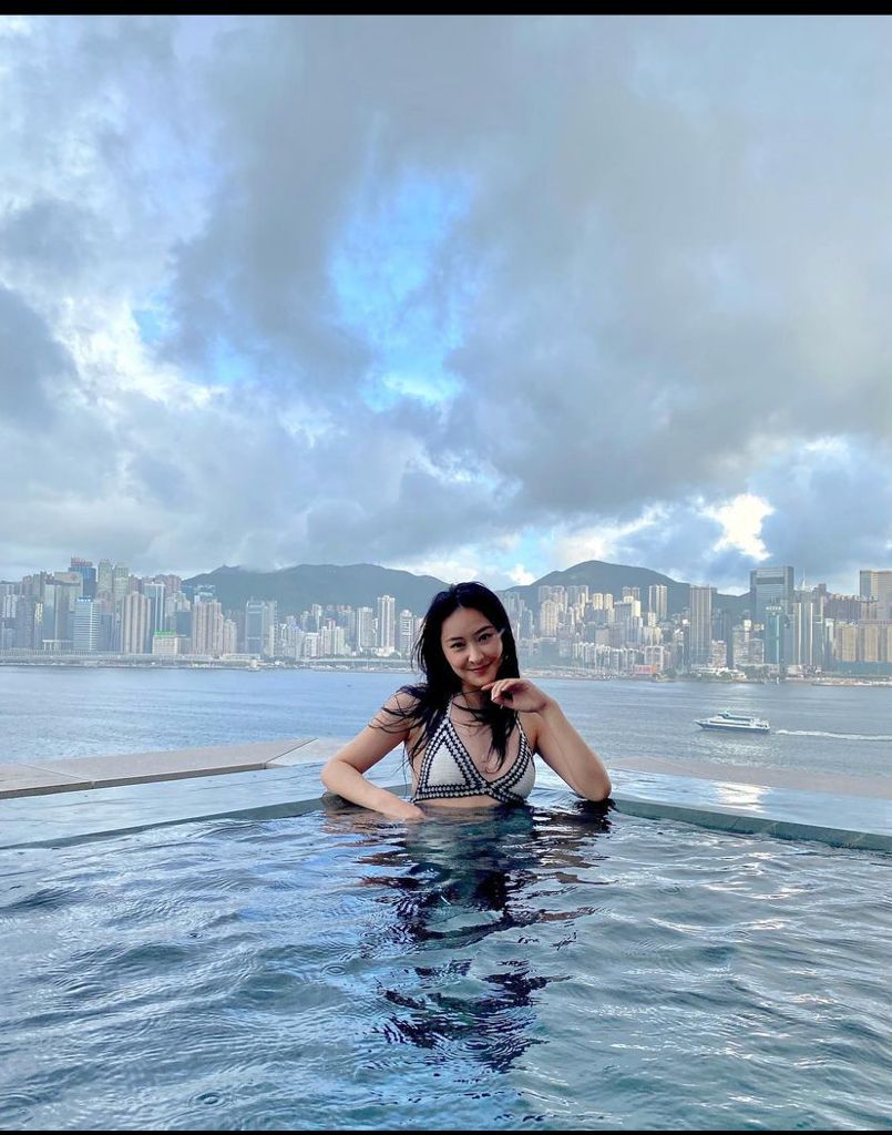 天色陰沉，幸好仍有陳瀅為維港作點綴。