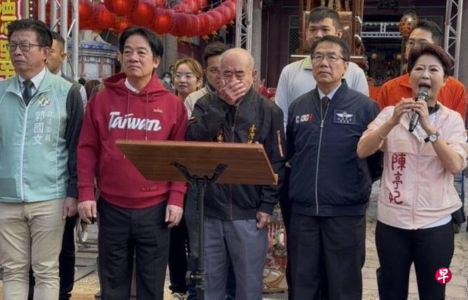 廟宇主委林培火(右)身體不適突然嘔吐，穢物噴灑到賴清德身上。自由時報