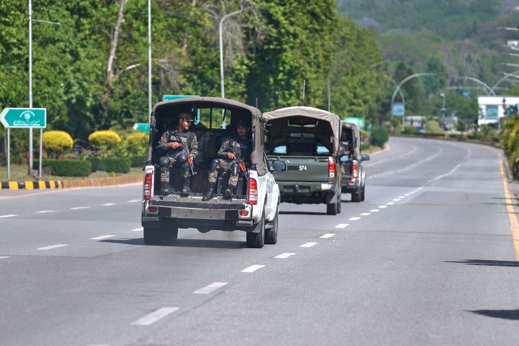 美伊代表團預計會下榻並於塞雷納酒店（Serena Hotel）進行會談。該酒店地理位置極其敏感，緊鄰巴基斯坦外交部及各國使館區。美聯社