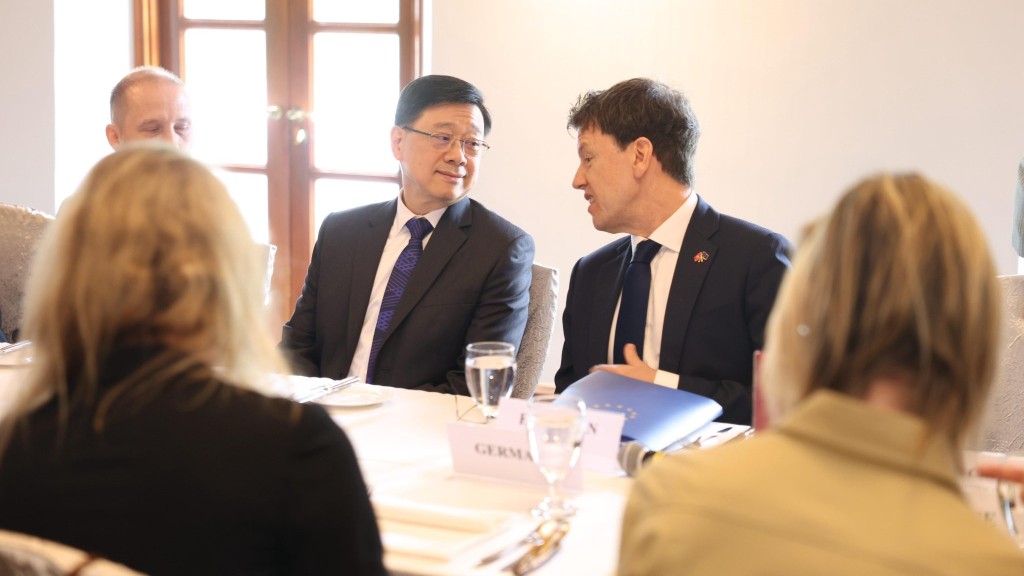 李家超与欧盟驻港办事处主任及欧盟成员国驻港总领事进行午餐会。李家超fb