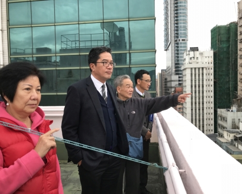黃偉綸（左二）觀察大廈天台。