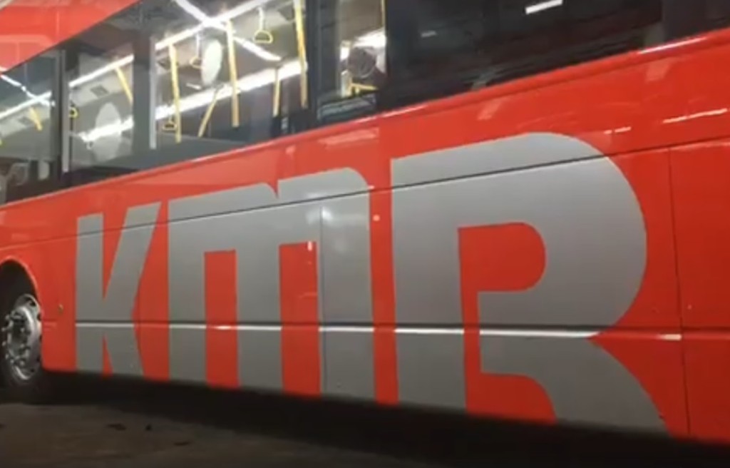 新巴士車身以紅色為主色。