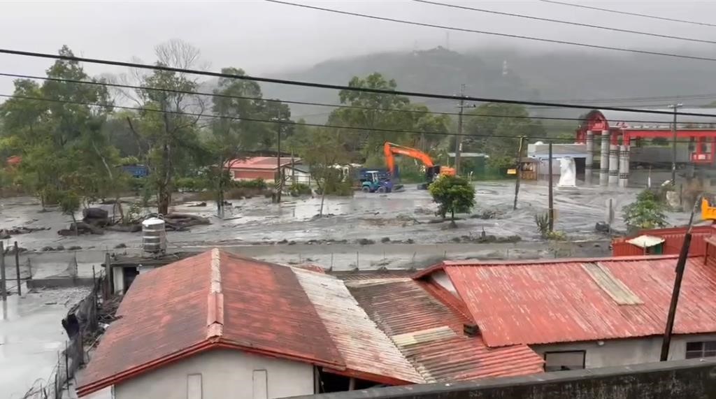 台灣氣象部門預料，颱風鳳凰預估明日下午至傍晚從南高屏登陸機率高。中時