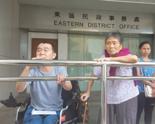 被告羅龍芽及其兒子(左)。李芷恩攝