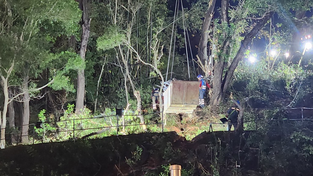 工人凌晨時分利吊臂車將天秤移走。黎志偉攝