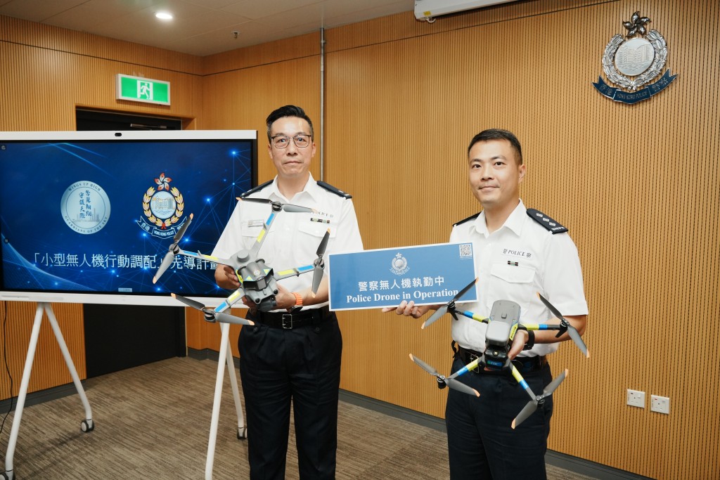 大型活動科重點及搜查組警司高仲英(左)及總督察羅海明(右)介紹「小型無人機行動調配」先導計劃。 汪旭峰攝 