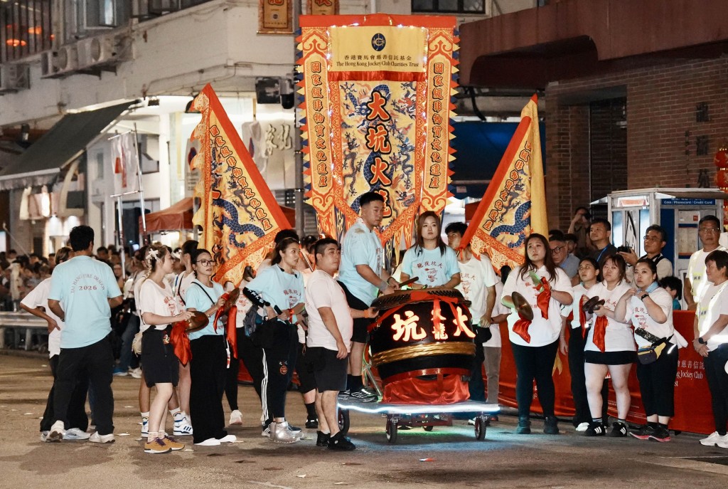 火龍其後穿梭大坑大街小巷,祈求合境平安。 火龍其後穿梭大坑大街小巷,祈求合境平安。
