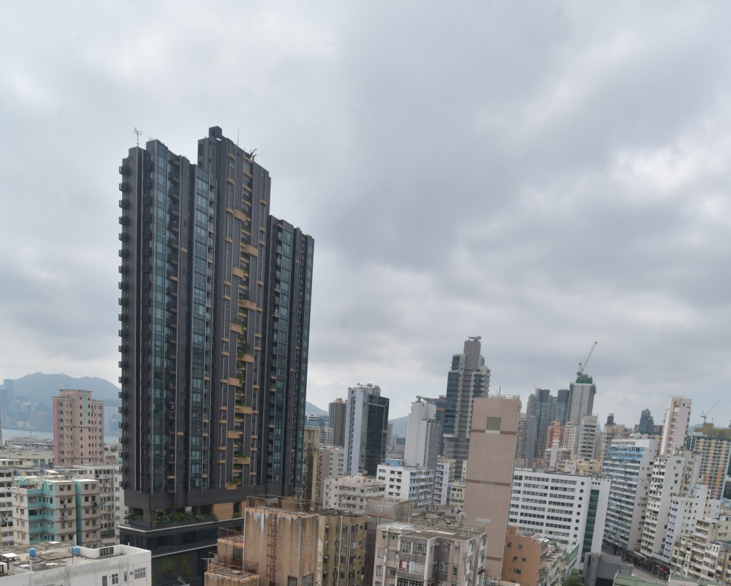 整個單位特色之一,是可盡享開揚的維港海景,並透過玻璃引入自然光,閒時邊喝咖啡邊賞景,十分寫意。
