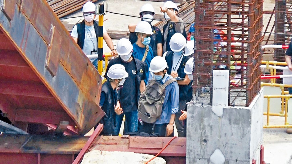 警方重案組人員量度天秤基座工字鐵焊接的位置,追查倒塌原因。