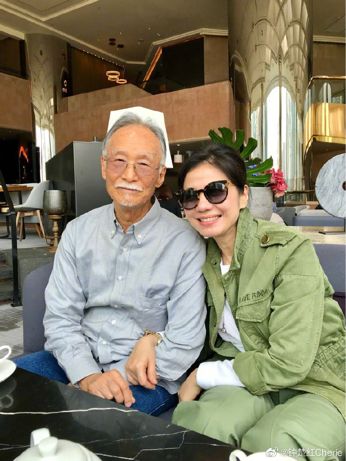 鍾楚紅已久未更新微博，對上一則帖文是去年4月中悼念台灣著名雕塑大師朱銘（左）。