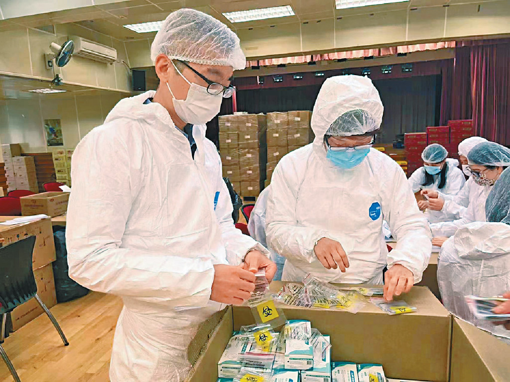 王文與義工隊員包裝抗疫物資。