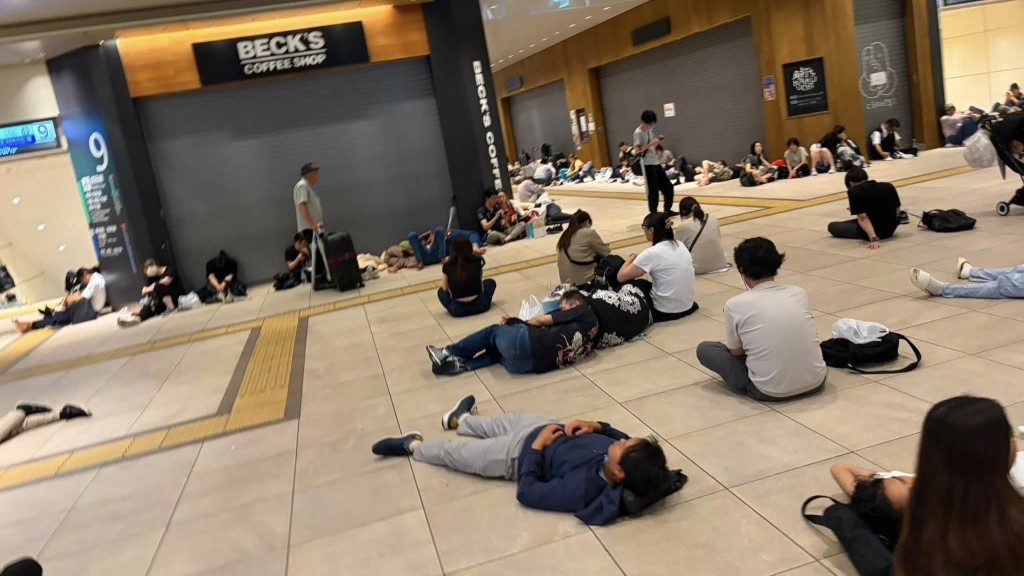日本千葉縣遭受破紀錄暴雨襲擊，一度有7000人滯留。Threads@Takeshi Sakamoto