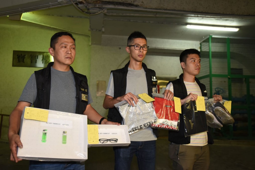 警方搜出懷疑犯案時身穿衣物